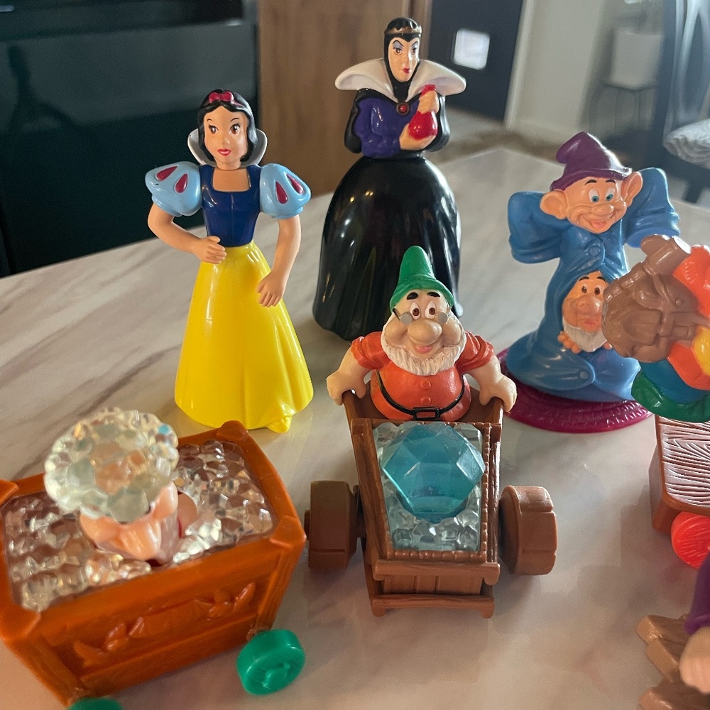 SET OF 7 DISNEY SNOW WHITE AND THE SEVEN DRAWFS PLASTIC FIGURINES - Picture 2 of 10